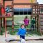 Enfants jouant dans Sandbox Nature sur une aire de jeux.