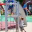 Enfants jouant sur Whale - AZTEC steel structure dans un parc
