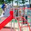 Enfants jouant sur l'équipement de jeu Whale - AZTEC steel structure.