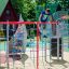 Enfants jouant sur Whale - AZTEC steel structure dans une aire de jeux.