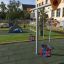 Baby Double Swing dans une aire de jeux avec des surfaces de sécurité et une zone verte en arrière-plan