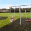 Baby Double Swing dans une aire de jeux avec un enfant qui profite d’une balade.