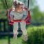 Enfant profitant d’un Baby Double Swing en plein air