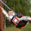 Un enfant profite d’une balade sur le Baby Double Swing.