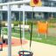 Baby Double Swing avec des sièges de sécurité dans une aire de jeux.