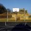 Terrain multisports extérieur avec un panier de basket et une clôture métallique Santiago Bernabeu