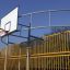 Aire de jeux multisports Santiago Bernabeu avec panier de basket et barrières de sécurité jaunes