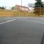 Terrain de basket extérieur avec clôture et panier dans le complexe sportif Santiago Bernabeu.