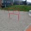 Barres rouges en métal Single Somersault dans une aire de jeux.