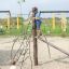 Enfants jouant sur Kilimanjaro steel structure dans l’aire de jeux.