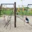 Aire de jeux Kilimanjaro steel structure avec des enfants jouant sur la structure d’escalade et le toboggan.