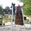 Des enfants grimpent sur Medusa steel structure dans une aire de jeux.