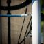 Medusa steel structure en gros plan avec des cordes bleues