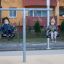 Équipements de jeux Youth Double Swing avec deux enfants qui se balancent dehors