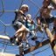 Enfants jouant sur Sherwood wooden playhouse structure d'escalade.