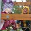 Enfants jouant sur Sherwood wooden playhouse par un jour de pluie.