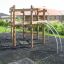 Sherwood wooden playhouse avec des structures d'escalade dans une aire de jeux de jardin.