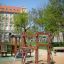 Sherwood wooden playhouse dans une aire de jeux.