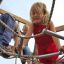 Enfants jouant sur la structure en corde Sherwood wooden playhouse.