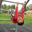 Enfant jouant sur le Sherwood wooden playhouse.