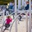 Enfants jouant sur un Sherwood wooden playhouse dans un parc.