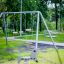 Silver Double Swing dans un parc avec un environnement verdoyant luxuriant