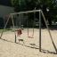 Silver Double Swing dans une aire de jeux avec un enfant sur un siège balançoire et une balançoire classique