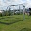 Silver Double Swing installé dans une zone herbeuse près d’une marina