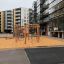 Maisonnette en bois dans une aire de jeux urbaine moderne.