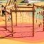 Yellowstone wooden playhouse avec filet d’escalade dans une aire de jeux