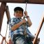 Des enfants jouent sur Yellowstone wooden playhouse.