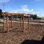 Structure de maisonnette en bois avec filets d’escalade dans une aire de jeux – Yellowstone wooden playhouse