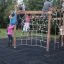 Enfants jouant sur Yellowstone wooden playhouse.