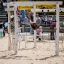 Enfant grimpant sur le Yellowstone wooden playhouse dans l’aire de jeux.