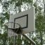 Panier de basket extérieur dans un parc avec des arbres en arrière-plan.