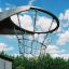 Panier de basket extérieur en métal sur fond de ciel bleu.