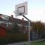 Panier de basket extérieur sur un poteau métallique dans une zone résidentielle