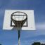 Basket panier de basket extérieur avec filet par une journée ensoleillée