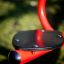 Gros plan sur le siège rouge Seesaw dans une aire de jeux herbeuse.
