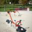 Seesaw sur une aire de jeux sablonneuse.