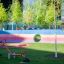 Équipement de terrain de jeu Seesaw dans un parc moderne avec un arrière-plan coloré.