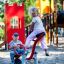 Des enfants jouent sur un Seesaw dans une aire de jeux colorée.