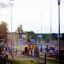 Des enfants jouent sur Seesaw dans une aire de jeux.