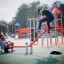 Des enfants jouent sur le Seesaw dans une aire de jeux colorée.