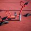 Moderne Seesaw pour enfants sur une surface de terrain de jeu en caoutchouc