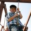 Des enfants jouant sur le Serengeti wooden playhouse.