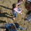 Des enfants grimpant sur le Serengeti wooden playhouse.