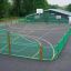 Aire de jeux multisports avec clôtures vertes et panier de basket de Shea.