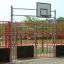 Panier de basket avec clôture de terrain de jeux rouge et noire de Shea.