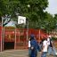Enfants jouant au basket sur l'aire de jeux Shea.